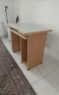میز تحریر و کامپیوتر