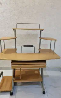 میز تحریر و کامپیوتر