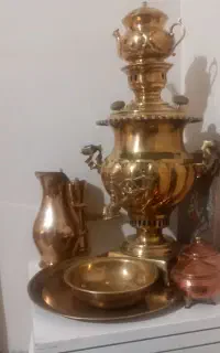 سماور زغالی با سینی و کاسه وقوری با یه دود کش