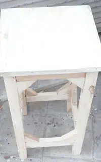 چهارپایه محکم با صفحه ضخیم چوبی نو