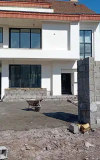 سیمانکاری پودر خاک سنگ. بتن ریزی کف حیاط
