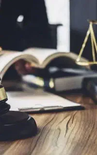 قاضی بازنشسته وکیل پایه یک دادگستری