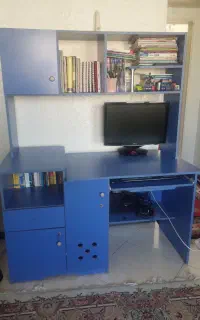 میز کامپیوتر و کتابخانه