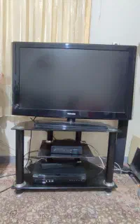 میز تلویزیون شیشه ای در حد نو