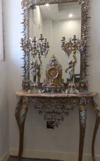اینه و شمعدان به همراه میز کنسول