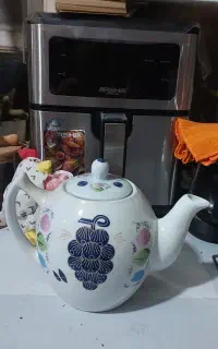 قوری چینی سالم و بدون شکستگی