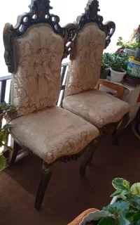 دو عدد صندلی چوبی و میز عسلی