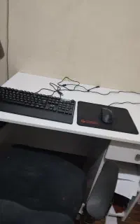 میز و موس و موس پد وکیبورد و صندلی