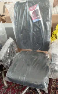 تعدادی صندلی اداری