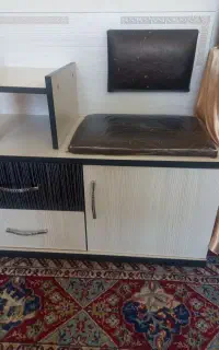 میزتلفن و دوعدد مبل یه نفره