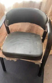 دوتا صندلی یکی انتظار یکی اداری