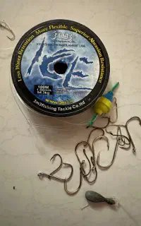 نخ ماهیگیری ۱۰۰ متری وتعدادی چنگ وسنگ وشناور