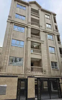 منشی خانم املاک ، با تسلط در رانندگی