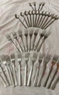 مقداری چنگال ودو دست قاشق شربت خوری