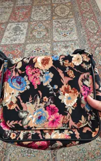 کیف مشکی گل‌دار شیک