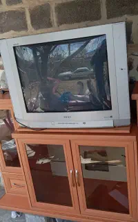 میز و تلویزیون