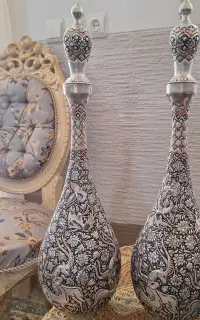 یک جفت تنگ قلم زنی شده هنر زیبای قلم زنی