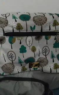 ساک حمل بچه و ساک بچه تعدادی لباس دخترانه