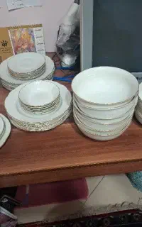 فروش تعدادی سرویس ظروف قدیمی به علت کمبود جا