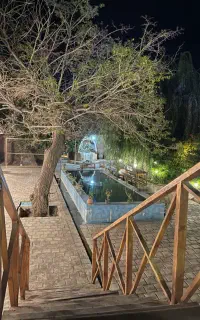 به یک کارگر خانوم کار در اقامتگاه بوم‌گردی