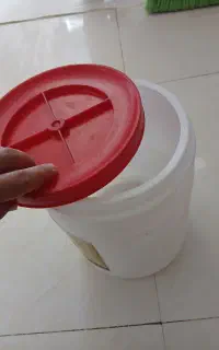 تعدادی سطل ۱۰کیلو ظرف حلوا شکری موجود است