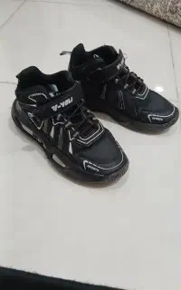 یک جفت کتونی کار کرده همراه یک جفت دمپایی نو،