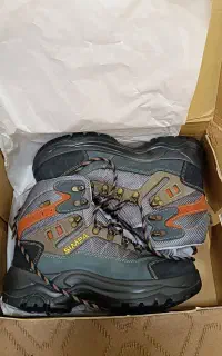 کفش کوهنوردی سیمپا  سایز 40 کاملا نو و پا نرفته
