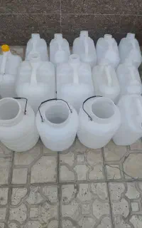 تعدادی دبه 20 لیتری و 10 لیتری