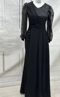 خانم برای مدلینگ لباس