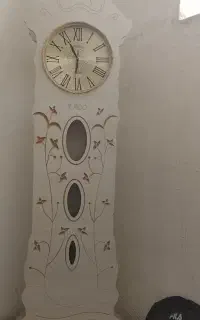 ساعت  و میز تلوزیون