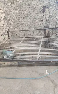 تخت آهنی سنگین