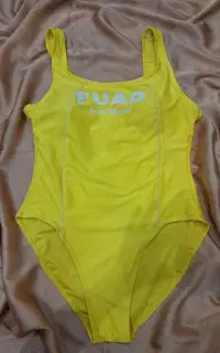 مایو به همراه کلاه