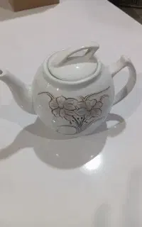 قوری سفید گل گلی در دو طرح