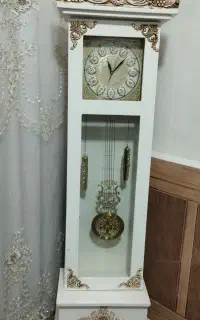 ساعت ایستاده و بوفه سفید