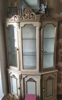 بوفه چوبی سالم و آینه و شمعدان نقره ای