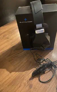 هدست گیمینگ با جعبه و لوازم جانبی