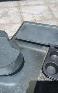 تعدادی قالب کیک و شیرینی پزی