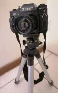دوربین عکاسی زنیت شوروی و لنز و پایه دوربین و کیف