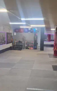 مربی بوکس و کراس فیت  خصوصی  رزمی  باشگاه