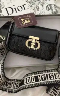فروشنده خانم برای مغازه کیف وشال