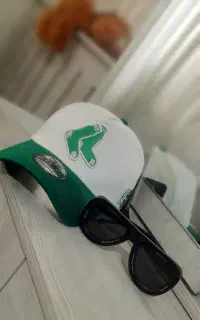 کلاه وعینک دودی