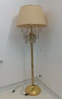 آباژور ایستاده