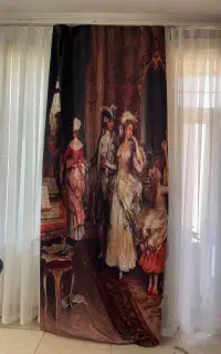دوعدد کنار پرده سلطنتی