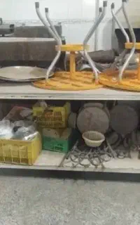 میزکار چرخدار ۲.۵حدودا در ۱ متر.صندلی چرمی.هواکش