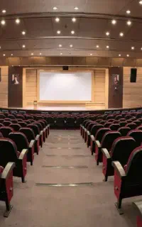 مرکز همایش ۷۰۰ نفره با پارکینگ اختصاصی