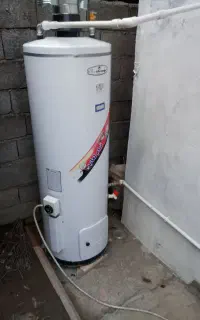 تعمیرکار ابگرمکن ایستاده و بخاری