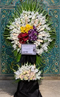 پایه گل فلزی وچوبی تاجگل تسلیتی جشنی مدل فیروزه ای
