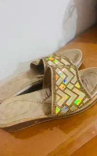 تعدادی کفش و صندل