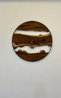 ساعت چوبی بدنه فلزی درحد نو