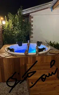 وان جکوزی ورق آکریلیک گرد 180*180 با چوب ترمو مربع